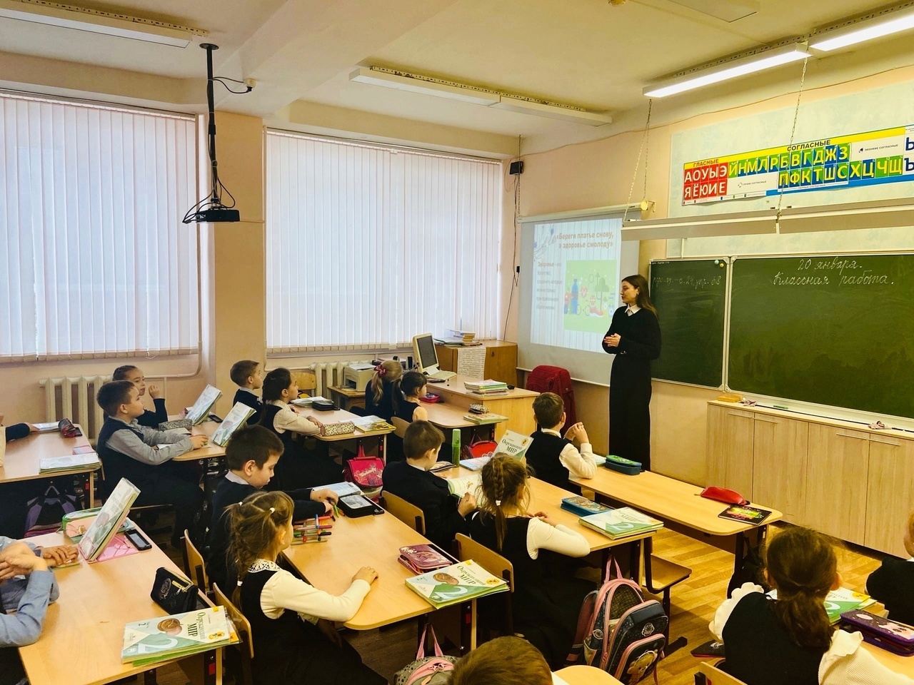 Волонтеры-медики провели лекция для школьников младших классов